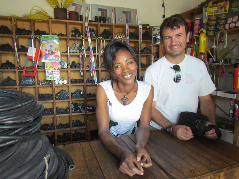 la guapa dependoienta de la tienda de tornillos